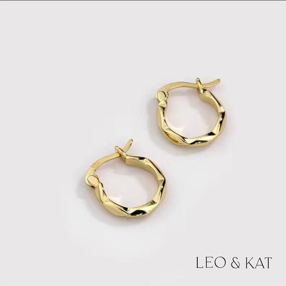 COPY - Gold Geometric Hammered Hoop Earrings. 925 Sterling Silver. #1070 - Picture 3 of 6
